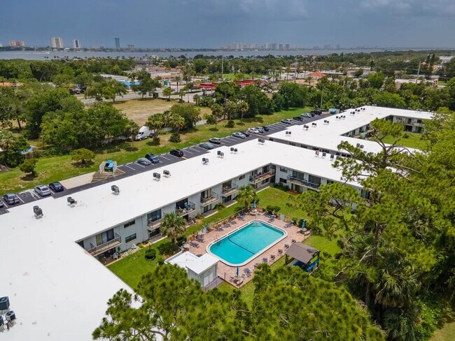 Building Photo - Charming 2BR Condo in Daytona Beach