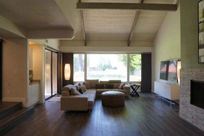 Building Photo - Newly Remodeled, Furnished 3 bed / 2.5 bat...