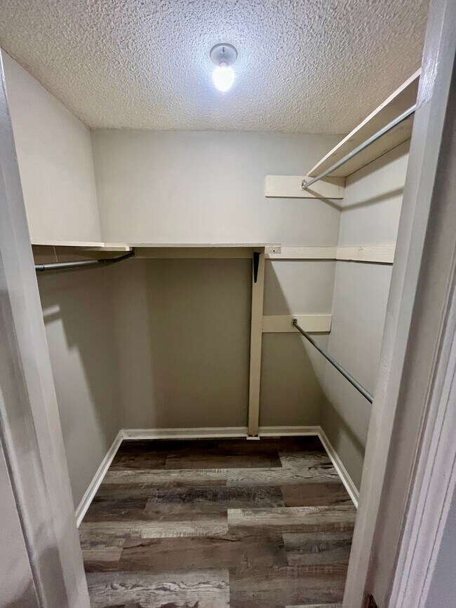 Building Photo - 3 Bed/2 Bath Home