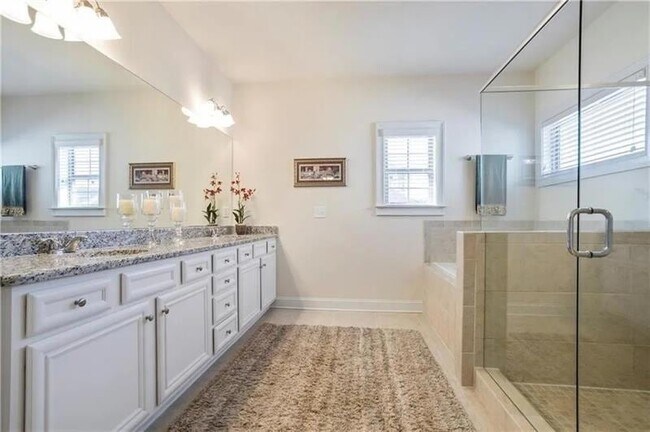 Building Photo - 1440 Dahlia Dr