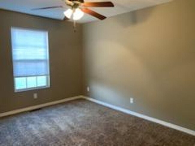 Building Photo - All Brick 3 bedroom 2.5 Bathrooms