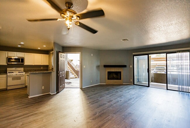 Building Photo - Downstairs Condo with Lots of Upgrades