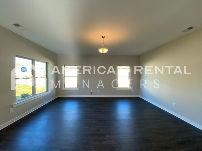 Building Photo - 215 White Oak Cir
