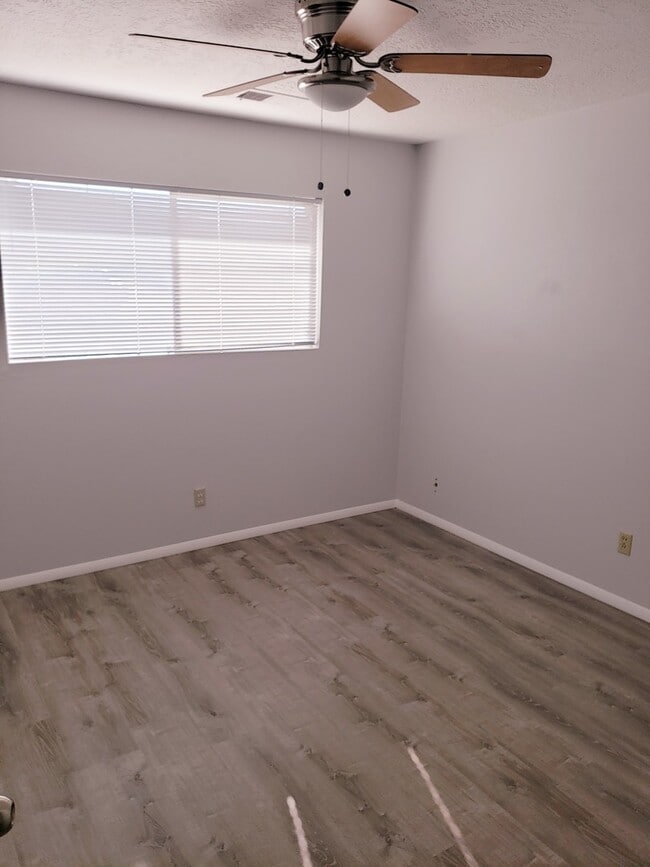 Building Photo - COMING SOON! Renovated - 2 Bedroom 1 Bath ...