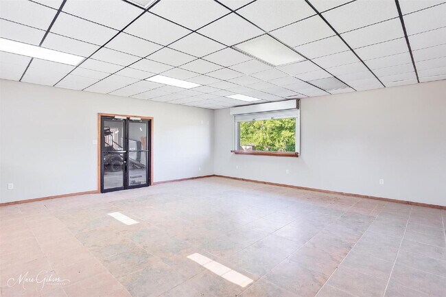 Building Photo - "Charming 3-Bed Sanctuary with 2 Full Bath...