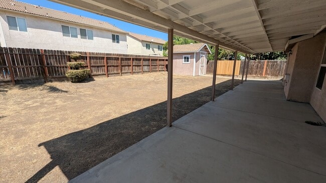 Building Photo - Beautiful Westside 3 Bedroom 2 Bath Home