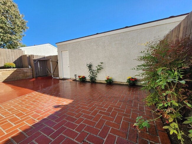 Building Photo - Bright & Beautiful Home Nestled Near Nature and Conveniences