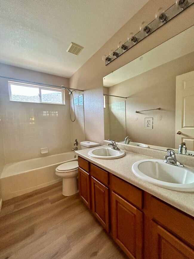 Building Photo - Spacious 3Bd Home in the Broadlands