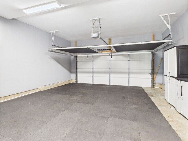 Building Photo - Charming 5-Bedroom 2.5 Bathroom Home locat...