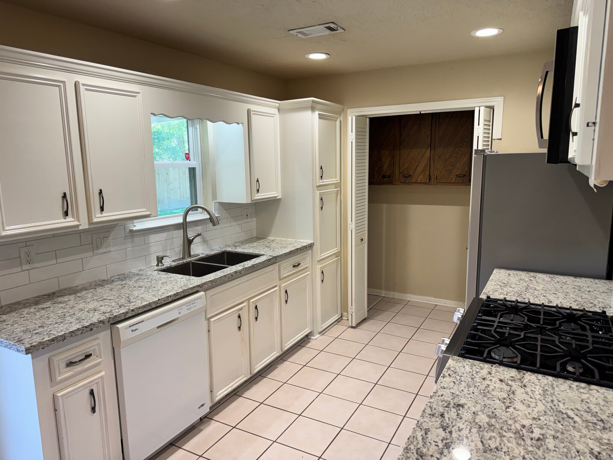 Building Photo - 9811 Charter Ridge Dr