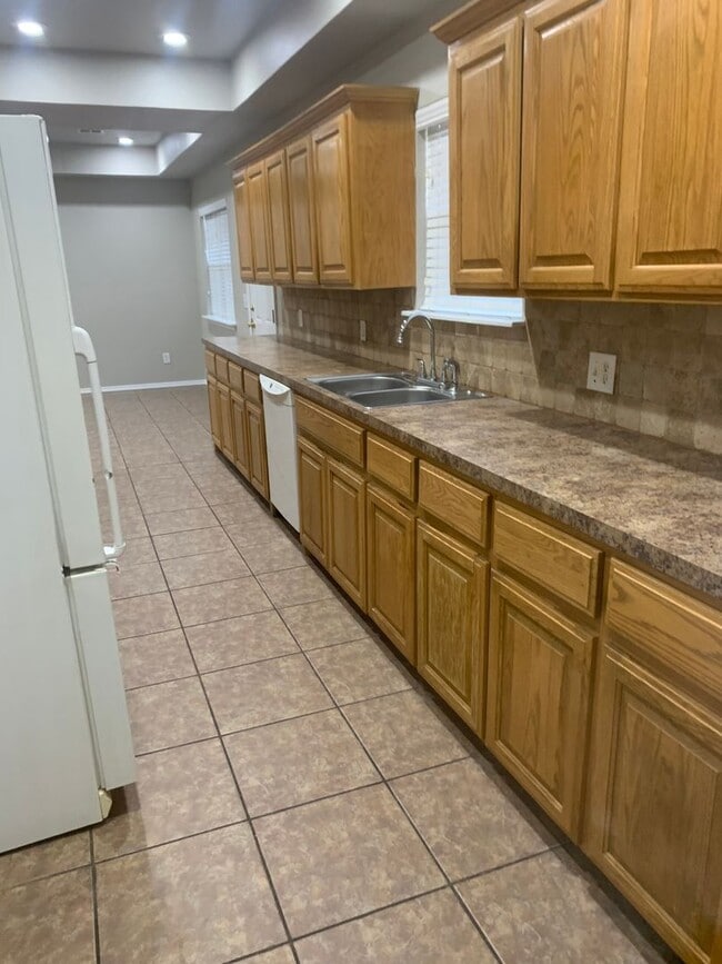 Building Photo - Spacious 3-Bed, 2.5-Bath Fourplex with Gar...