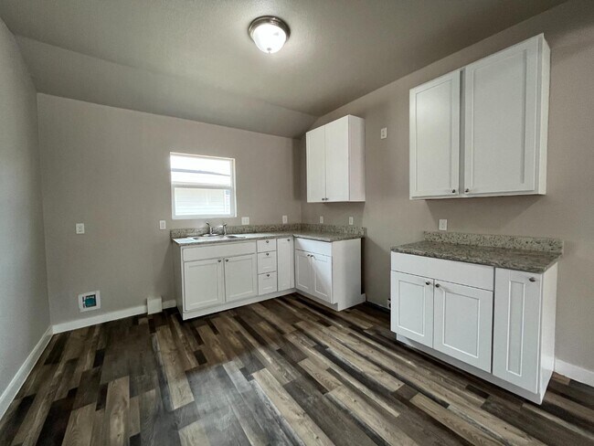 Building Photo - 8109 Glider Ave