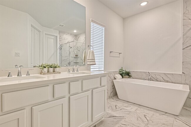 Building Photo - 323 Highland Bayou Dr
