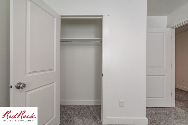 Building Photo - 4 Bed/2.5 Bath Townhome in Desert Bluff!