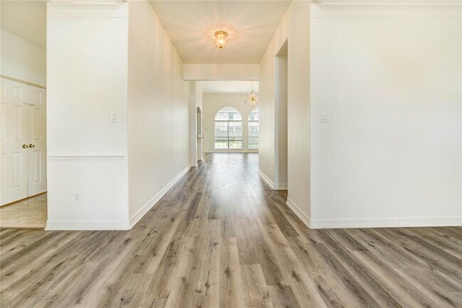 Building Photo - 8803 Memorial Creek Dr