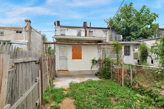 Building Photo - 2 Bedroom End Unit Accepting Voucher and Market Tenants