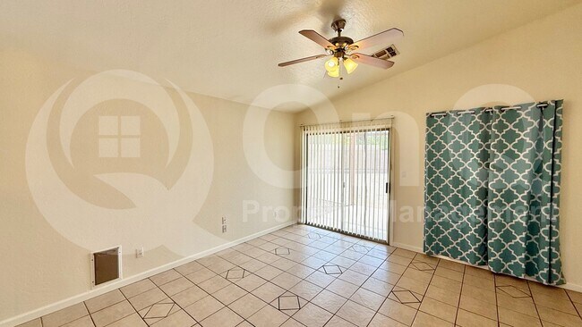 Building Photo - 417 E Cantebria Dr