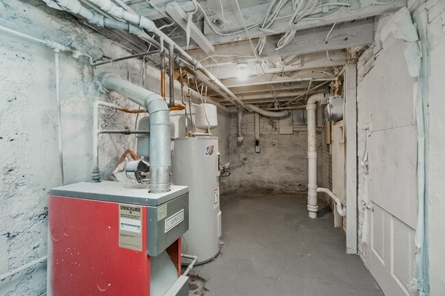 Building Photo - Affordable 3BR Home with Private Yard – Walk to Downtown!