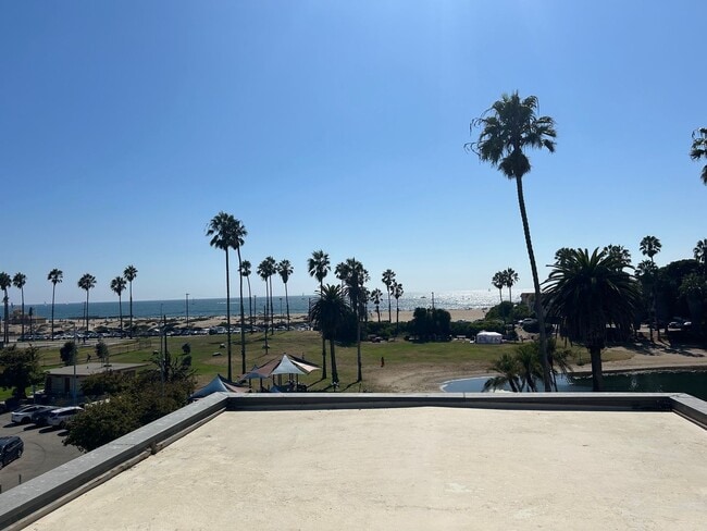 Building Photo - Amazing 3 story free standing contemporary house with terrific ocean views in Playa Del Rey