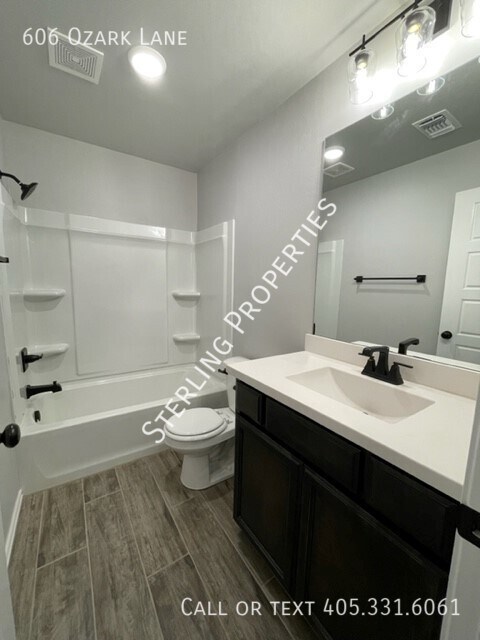 Building Photo - 606 Ozark Ln