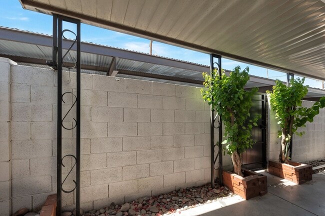 Building Photo - Charming 2 bedroom, 1 bathroom home locate...