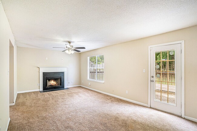 Building Photo - 3 Bedroom 2.5 Bath Home