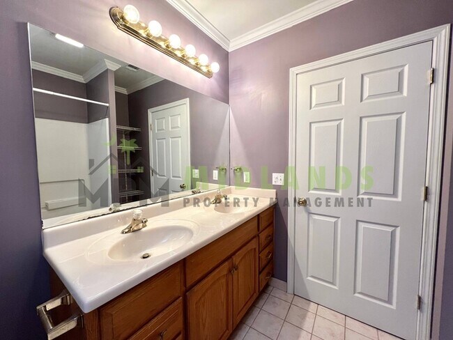 Building Photo - 3425 Manor Ave