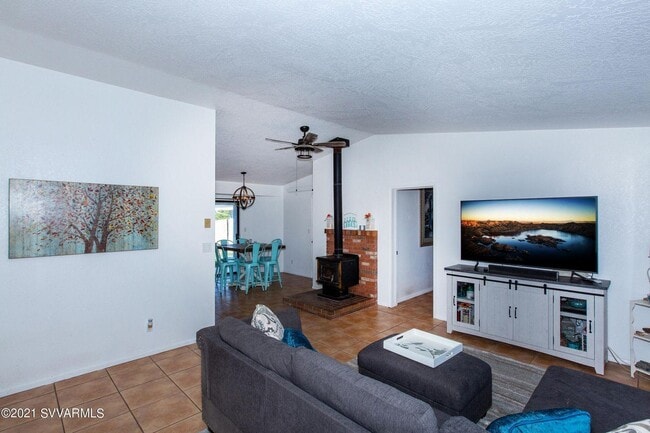 Building Photo - 552 E Lamarcia Dr