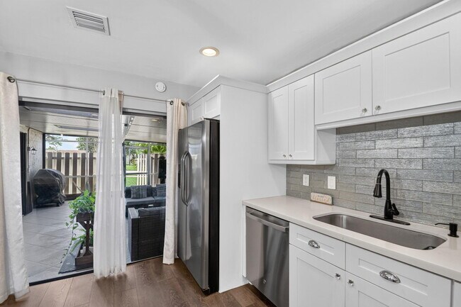 Building Photo - 812 NW 30th Ave