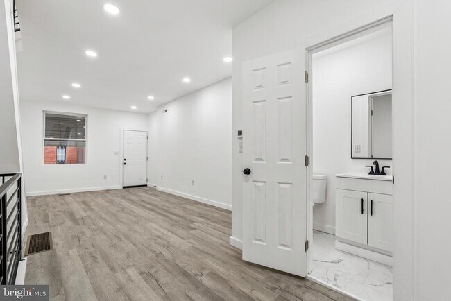 Building Photo - 2359 Ann St