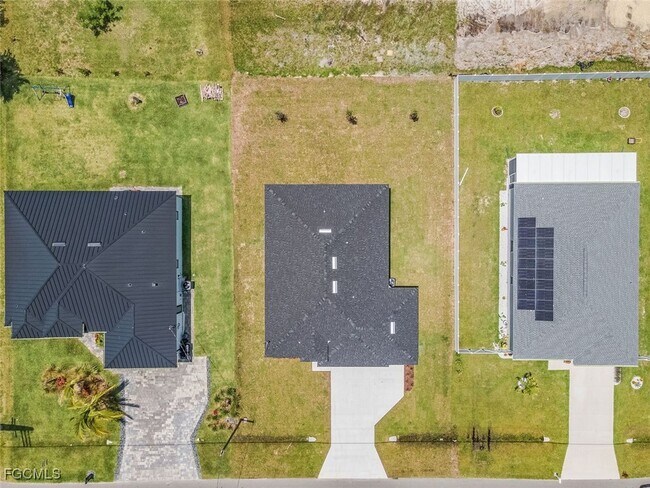 Building Photo - 605 NW 7th Ave