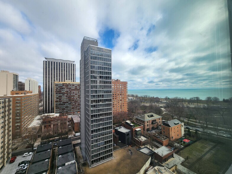 Building Photo - 336 W Wellington Ave