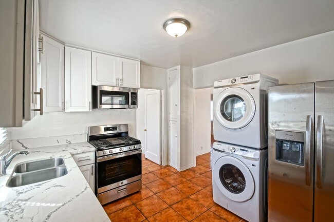 Building Photo - 3809 Crest Dr