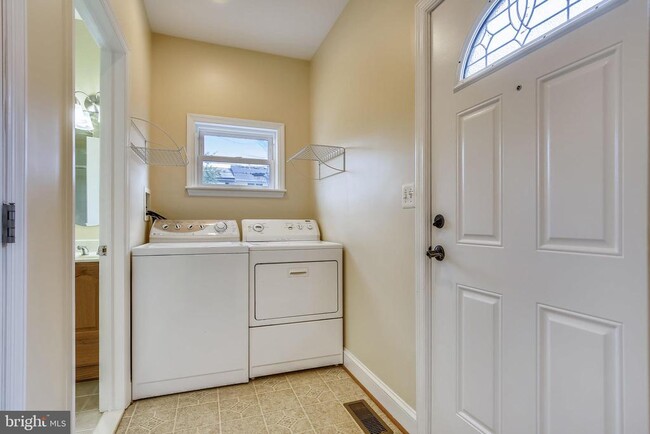 Building Photo - 119 N Peyton St