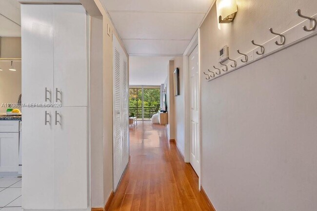 Building Photo - 105 Royal Pk Dr