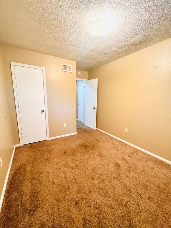 Building Photo - 1415 W Maple Ave