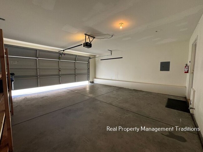 Building Photo - Spacious 4 + 3 Townhouse in Rosamond