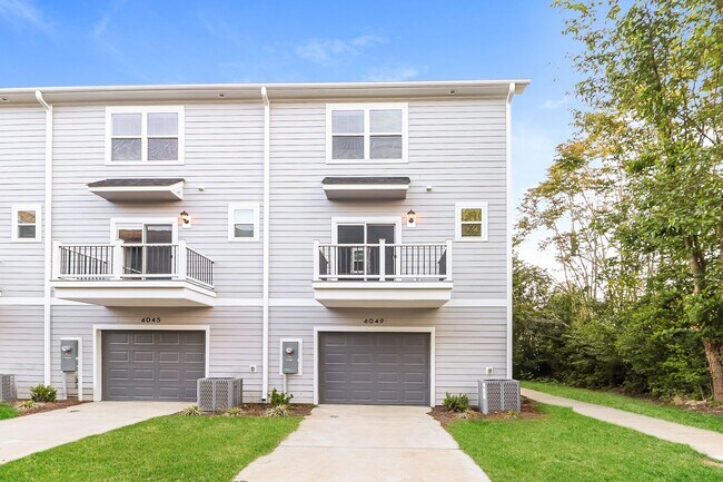 Building Photo - Beautiful 3BR 3.5BA Townhome w/ Full Appliance Kitchen Garage Parking in University