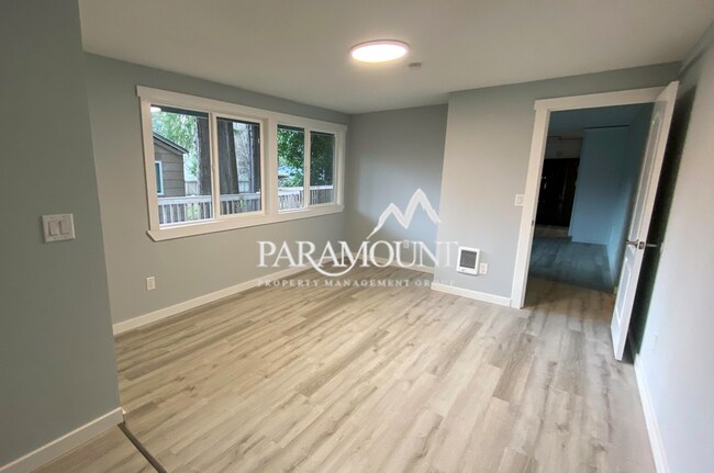 Building Photo - Bright and Modern 2 Bed with Large Bonus Room/Den!