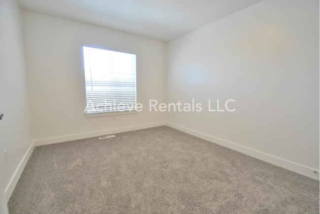 Building Photo - Beautiful 3 Bed Townhome in Nibley with pool!