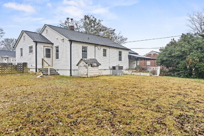 Building Photo - Nicely maintained 3 Bed, 1 Bath Single-Level Home with Bonus Sunroom ($1400/mo base rent***)