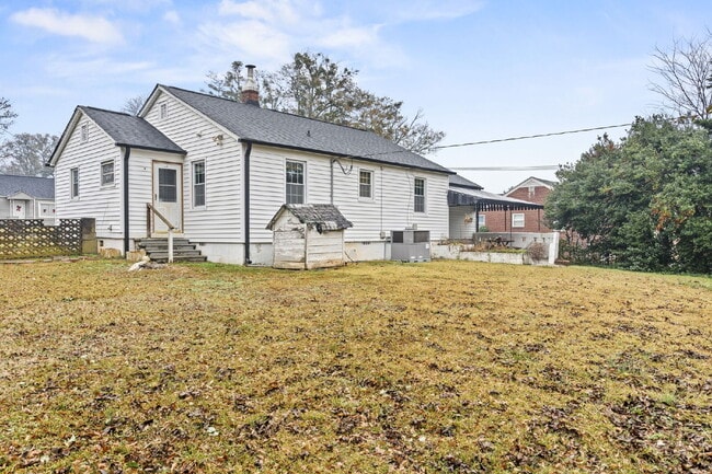 Building Photo - Nicely maintained 3 Bed, 1 Bath Single-Level Home with Bonus Sunroom