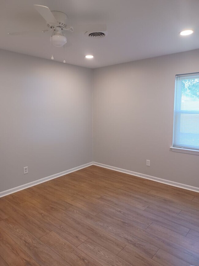 Building Photo - Welcome to this beautiful 4-bedroom, 2-bathroom home located in the desirable Virginia Beach, VA