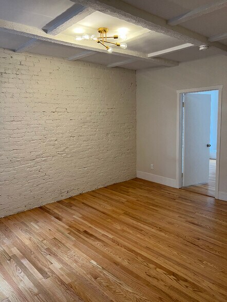 Building Photo - 13 Anderson St