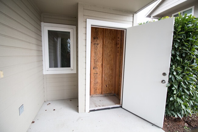 Building Photo - Clean and Upstairs 2 Bed, 2 Bath Apartment in East Medford – Juniper Ridge