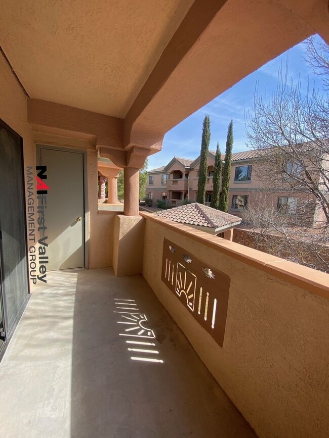 Building Photo - 2 Bedrooms, 2 Baths