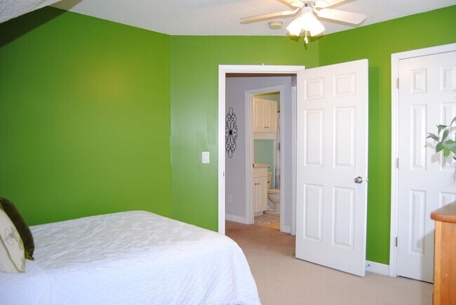 Building Photo - Wonderful Home in the Willow Lakes Community!