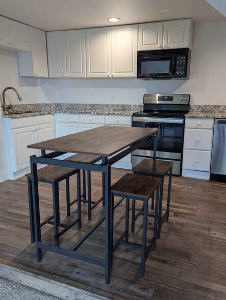 Building Photo - 2219 11th Ave W