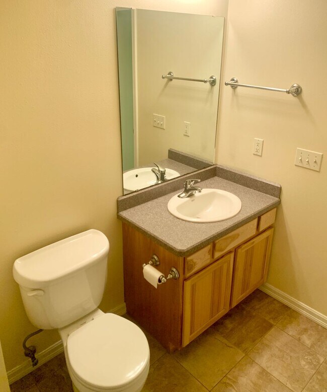 Building Photo - Beautiful 3 bed 2 bath condo on the west end!