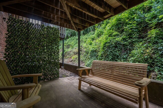 Building Photo - 210 E Cloverhurst Ave